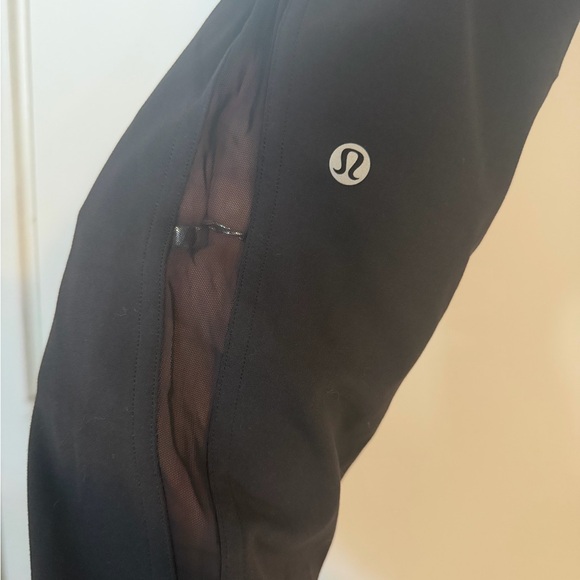 Lululemon wonder train 25 inch with mesh panel - Picture 2 of 3